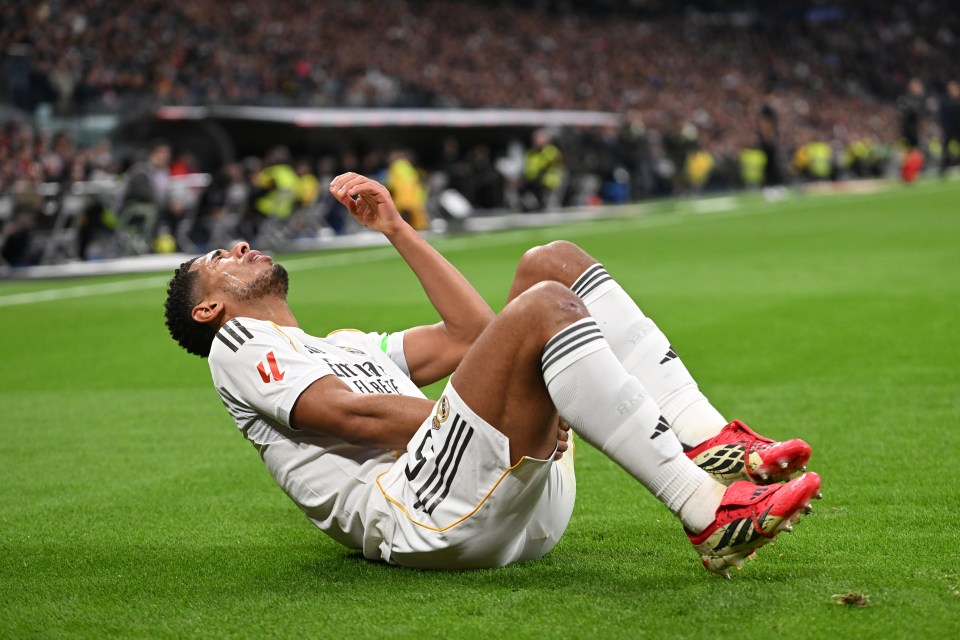 贝林厄姆受伤痛苦抱腿